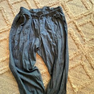 Baggy style lightweight denim banded capri